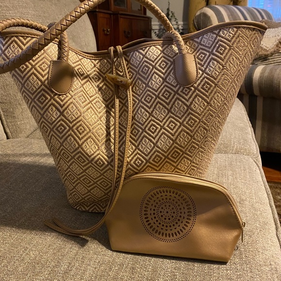 Neiman Marcus Handbags - Neiman Marcus tote with cosmetic bag case